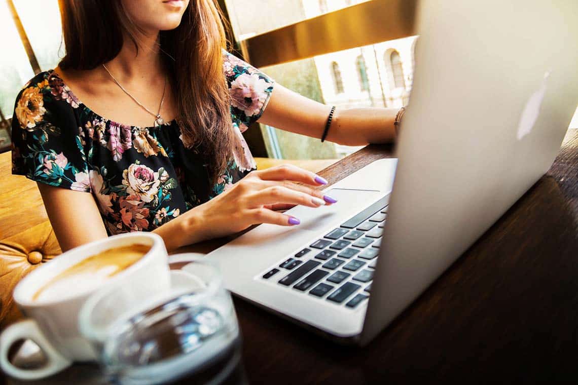 Frau vor Laptop im Internet