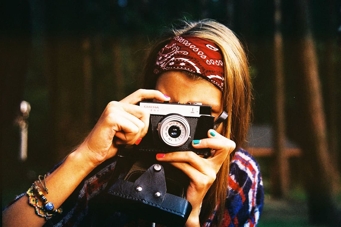 Hippie-Frau fotografiert den Fotografen