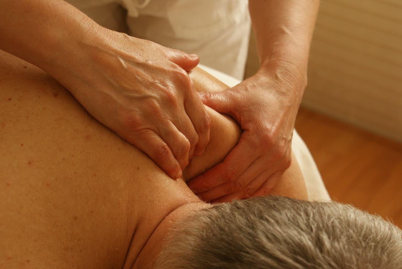 Mann mit einer Massage anregen