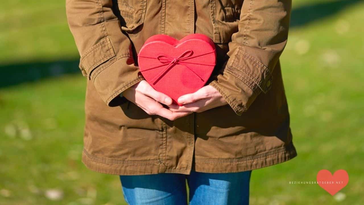 Geschenk machen - er ist sich nicht sicher ob er die Beziehung noch will